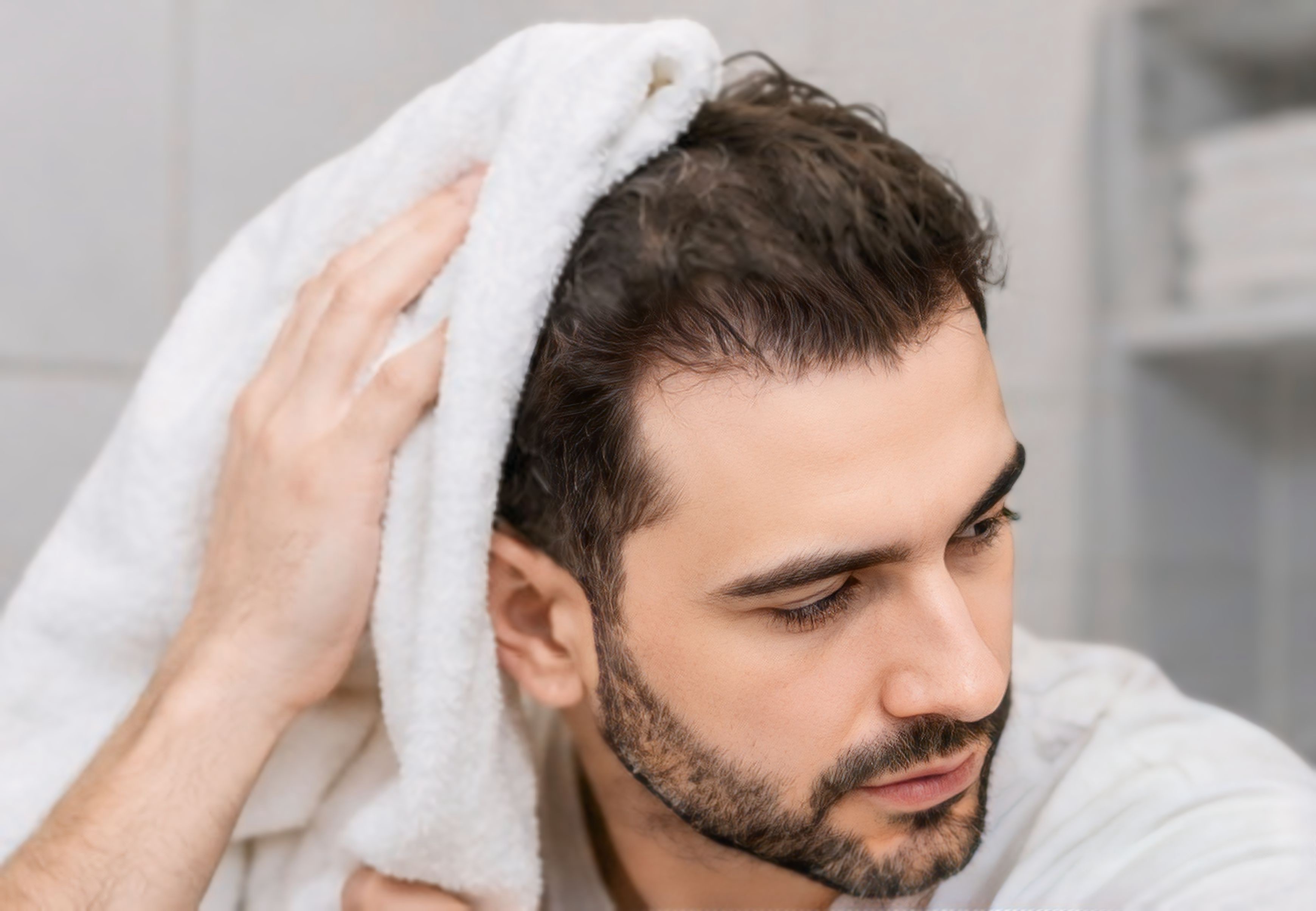 خشک کردن موهای کاشته شده با حوله نرم و بدون ایجاد فشار روی گرافت‌ها